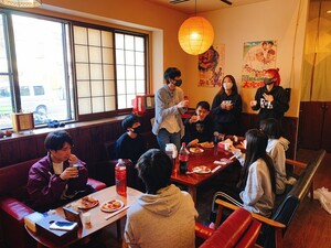 年末大掃除後の食事会